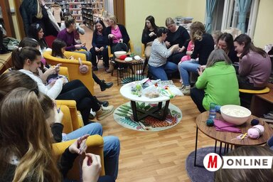 A horgolás alapjaival ismerkedhettek meg az érdeklődők az óbecsei Népkönyvtárban (Fotó: Kancsár Izabella)