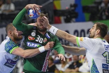 A szlovénok szó szerint foggal-körömmel küzdöttek, de a magyar válogatott bírta a nyomást, fotó: MTI