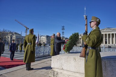 Vučević a Hősök terén is koszorúzott (Fotó: Beta)