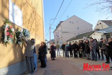 A zsidó hitközség koszorúz (Fotó: Kecskés István)