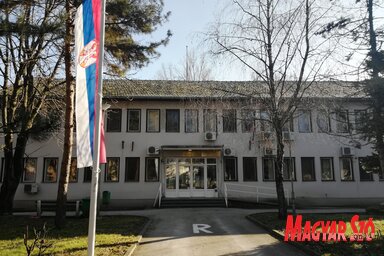 A magyarcsernyei községháza utca felőli része (Fotó: Vidács Hajnalka felvétele)
