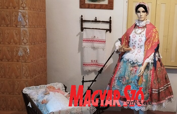 A menyecskebábu ,,őrködik” a bölcső felett A menyecskebábu ,,őrködik” a bölcső felett