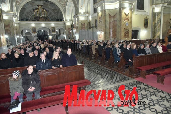 Színültig megtelt a magyarkanizsai Szent Őrangyalok római katolikus nagytemplom (Fotó: Gergely Árpád felvétele) Színültig megtelt a magyarkanizsai Szent Őrangyalok római katolikus nagytemplom (Fotó: Gergely Árpád felvétele)