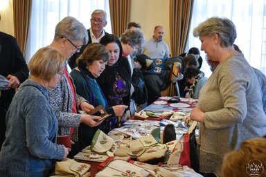 Bece Angéla és Juhász Anna kínálta a Tarka Virág kézimunkacsoport munkáit Cegléden / Marosvári Márta, Kossuth Művelődési Központ