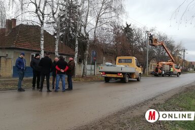 Szatmári Adrián és munkatársai megtekintik az utcai izzók cseréjét Topolyán, fotó: Tóth Péter