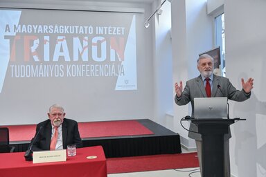 Kásler Miklós, a Magyarságkutató Intézet főigazgatója és Raffay Ernő történész, a Magyarságkutató Intézet Trianon kutatócsoportjának vezetője, fotó: MTI