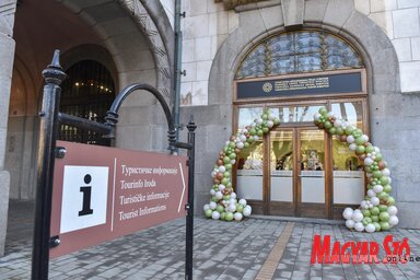 Az iroda a Városháza díszbejárata mellett található / Molnár Edvárd felvétele