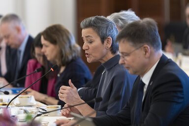 Valdis Dombrovskis jobbról az első (Fotó: Beta/AP)