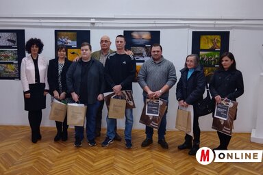 A díjazottak csoportja Maksó Évával, a Szarvas Gábor Könyvtár igazgatónőjével és Gergely Józseffel (Fotó: Gecse Attila felvétele)