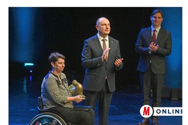 Milan Đurić polgármester átadja az idei Februári Díjat (Fotó: Ótos András felvétele)