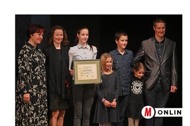 Az Újvidéki Magyar Kiválóság Díjat példaértékű életvitelükért és kiváló teljesítmé- nyükért az idén a Tarján család, László, Albina, Elvira, Attila, Réka és Rita is kiérdemelte (Ótos András)