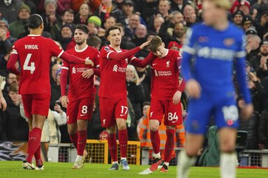 Csapattársai köszöntik Szoboszlait (balról a második) a magyar játékos találata után (Fotó: Beta/AP)