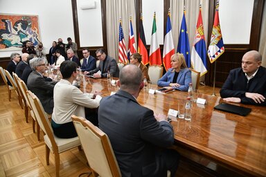 Aleksandar Vučić a koszovói döntés kapcsán tárgyalt az ötök országainak nagyköveteivel is (Fotó: Beta)