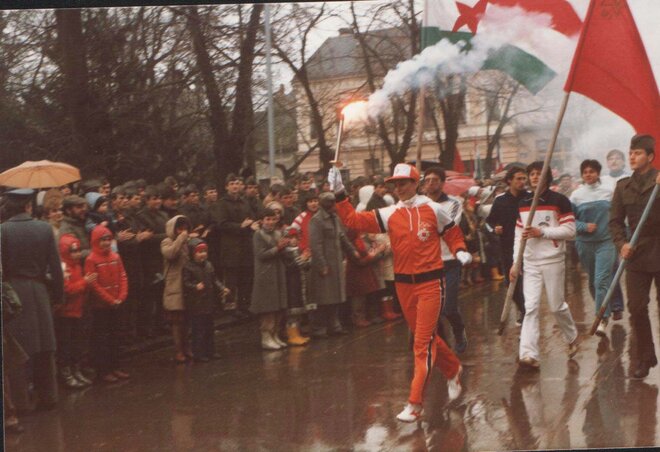 Az 1984-es olimpiai láng február 4-én ért Zentára, felvételünkön Menyhárt Borbála fut vele Az 1984-es olimpiai láng február 4-én ért Zentára, felvételünkön Menyhárt Borbála fut vele