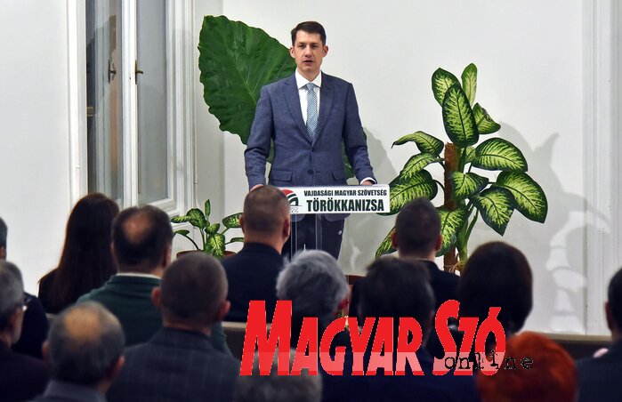 Pásztor Bálint ünnepi beszédében méltatta a VMSZ törökkanizsai szervezetének kiemelkedő munkáját, fotó: Gergely Árpád Pásztor Bálint ünnepi beszédében méltatta a VMSZ törökkanizsai szervezetének kiemelkedő munkáját, fotó: Gergely Árpád