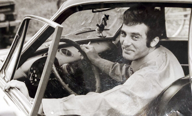 Milenkovics Szevtiszláv tűzpiros, 750-es Fiat coupéjának a hátsó ülésén a magyar híradó hang- és képanyaga 40 perc alatt odaért a Munkásegyetem 13 emeletéről a belgrádi Takovo utcában lévő tévészerkesztőségig Milenkovics Szevtiszláv tűzpiros, 750-es Fiat coupéjának a hátsó ülésén a magyar híradó hang- és képanyaga 40 perc alatt odaért a Munkásegyetem 13 emeletéről a belgrádi Takovo utcában lévő tévészerkesztőségig