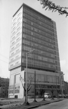 A Munkásegyetem épülete a múlt század hatvanas éveiben, megépülése után, fotó: Brezsán Gyula