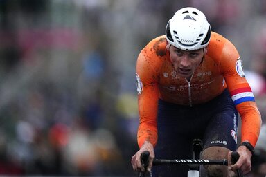 Sárfoltok a narancsos mezen: Mathieu van der Poel hatodik ciklokrossz-világbajnoki címét gyűjtötte be Csehországban (Fotó: Beta/AP)