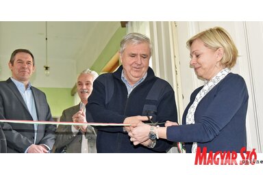 Czegledi Rudolf polgármester vágta át a szalagot (Gergely Árpád felvétele)