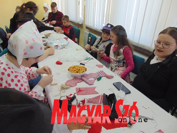 A nagyobbak szív alakú párnákat készítettek (Vidács Hajnalka felvétele) A nagyobbak szív alakú párnákat készítettek (Vidács Hajnalka felvétele)