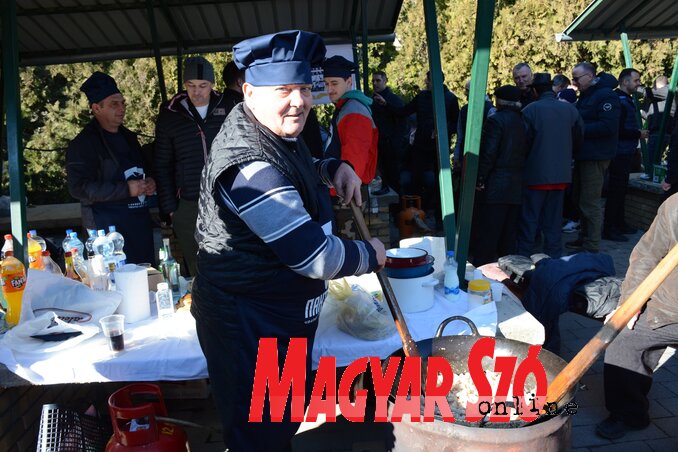 A második helyre került Panteri csapat legidősebb tagja, a 75 éves Milija Tešović tejet is öntött a piruló tepertőhöz (Fotó: Paraczky László felvétele)
