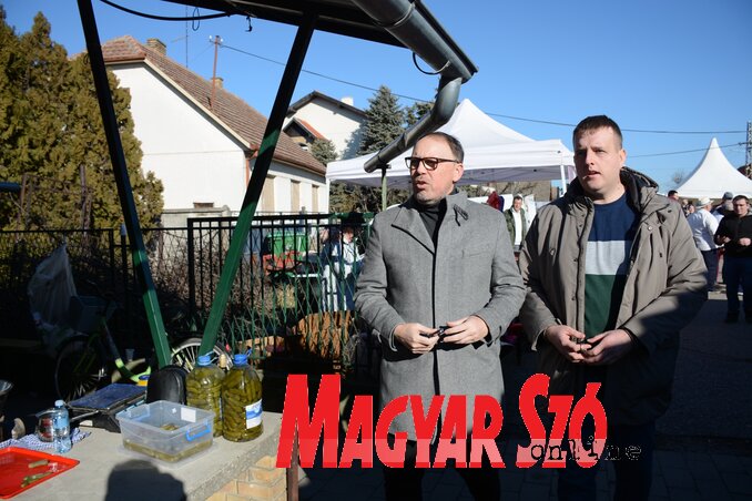 Damjan Miljanić, Kúla polgármestere (balról) és Milenko Rajić, a sziváci
helyi közösség titkára (Fotó: Paraczky László felvétele)