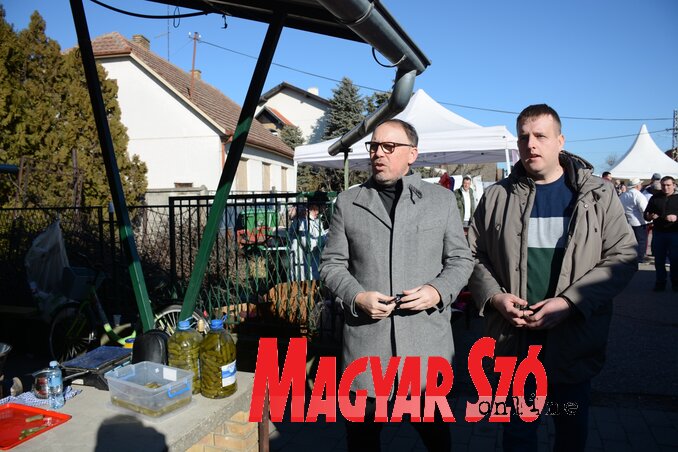 Damjan Miljanić, Kúla polgármestere (balról) és Milenko Rajić, a sziváci
helyi közösség titkára (Fotó: Paraczky László felvétele) Damjan Miljanić, Kúla polgármestere (balról) és Milenko Rajić, a sziváci
helyi közösség titkára (Fotó: Paraczky László felvétele)