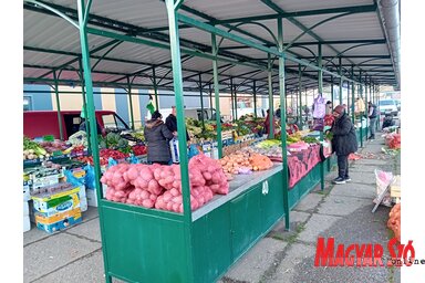 A piaci asztalok között alig akad vásárló (Paraczky László felvétele)