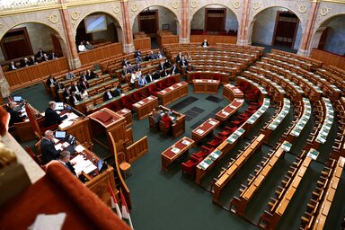Az Országgyűlésben üresen kongtak a padsorok (Fotó: MTI)