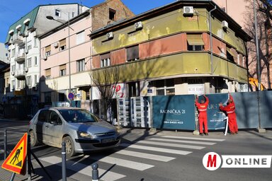 A Stražilovo és a Munkás utcák kereszteződésénél, a 860 négyzetméteres parcellán egy 7 emeletes lakóépület épül majd (Fotó: Szeli Balázs felvétele)