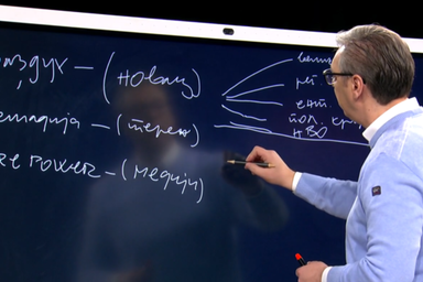 Vučić táblára rajzolva bizonygatta, hogy az ország ellen hibrid hadviselés folyik (Happy tv printscreen)