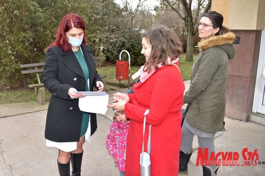 Dr. Csáki Beáta igazgató vette át a petíciót a Zentai Közkórházban (Fotó: Gergely Árpád felvétele)