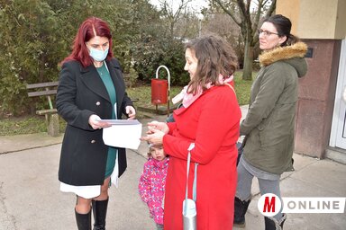 Dr. Csáki Beáta igazgató vette át a petíciót a Zentai Közkórházban (Fotó: Gergely Árpád felvétele)