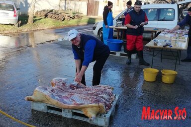 Tóth József főböllér munka közben (Fotó: Tóth Péter felvétele)