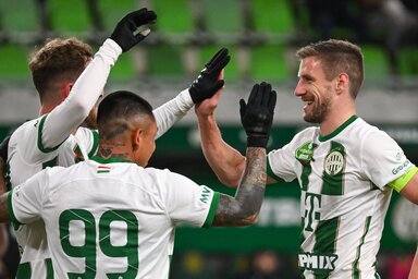 Varga Barnabás (jobbról) nem vesztette el gólrúgó cipőjét (Fotó: MTI)