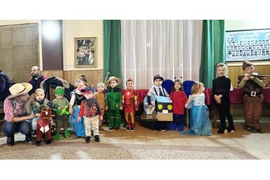 Csoportkép a doroszlói jelmezbálon (Kovács Katona Léda felvétele)