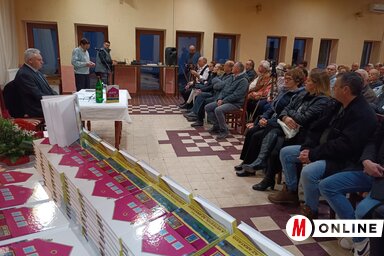 Könyvbemutató= Szép számú érdeklődő volt kíváncsi a könyv bemutatójára  / Kazinczy Paszterkó Diana felvétele