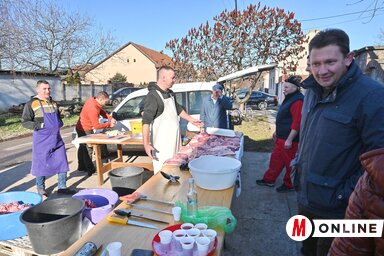 A hagyományokat tiszteletben tartva vágták le és bontották fel a hízókat, s a délelőtt folyamán a vendégsereg szeme láttára dolgozták fel a húst  / Majláth Béla felvétele