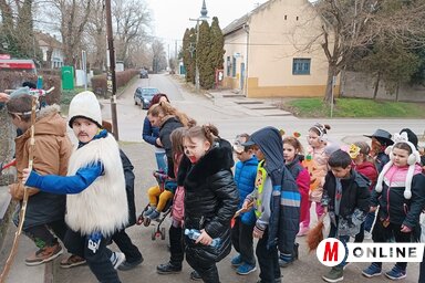 Pacsér központján is végigvonultak a jelmezbe bújt gyerekek / Kazinczy Paszterkó Diana felvétele