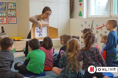 Vastag Gazsó Hargita a Vackor ovisainak mesél A régi házról / Kazinczy Paszterkó Diana felvétele