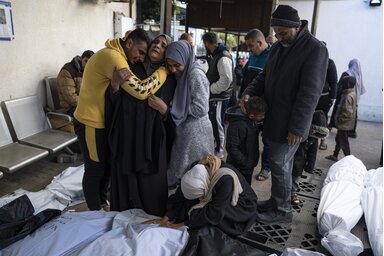 Újabb hozzátartozókat siratnak. A felvétel tegnap a rafahi halottasház előtt készült (Beta/AP)