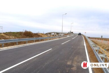 Az új híd elkészült, az utolsó munkálatokat, a közvilágítás felszerelését pénteken délután fejezték be (Tóth Péter felvétele)