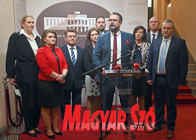 A Vajdasági Magyar Szövetség képviselői az alakuló ülés első „családi” fotóján (Ótos András felvétele) A Vajdasági Magyar Szövetség képviselői az alakuló ülés első „családi” fotóján (Ótos András felvétele)