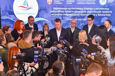 Igor Mirović újságírók gyűrűjében (A tartományi kormány felvétele)