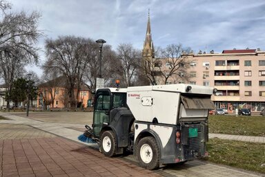 Munkában a multifunkcionális takarítógép / Komgrad KV felvétele