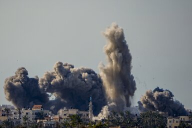 Rafah fölött lőporos az ég (Fotó: Beta/AP)