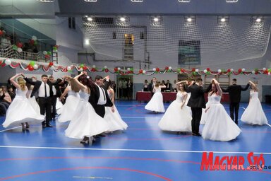 A felnőtté válás rítusa (Kecskés István felvétele)