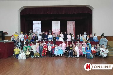 Csoportképen a mulatság résztvevői (Kancsár Izabella felvétele)