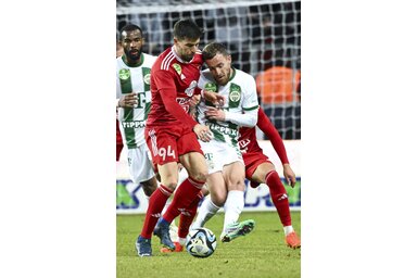 Kemény csata folyt a debreceni pályán, képünkön Dušan Lagator és Stjepan Lončar (Fotó: MTI)