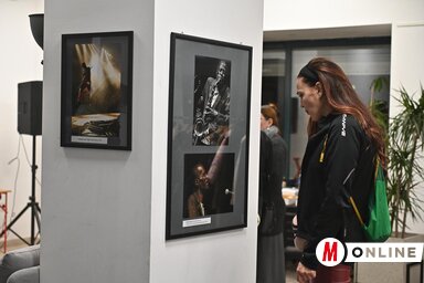 A jazz önéletrajzi műfaj, az arckifejezés nagyon fontos, míg a rockzene személytelen, az effektusok viszik a hangulatot. A jazz statikus, a rock a dinamikáról, a mozgásról szól (Ótos András)